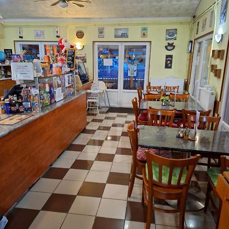 Grill Terasz Etterem Es Szallashely Мезёкёвешд Экстерьер фото