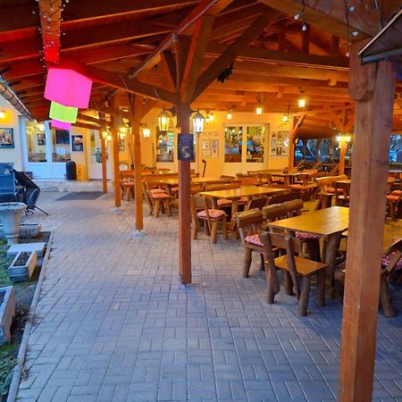 Grill Terasz Etterem Es Szallashely Мезёкёвешд Экстерьер фото