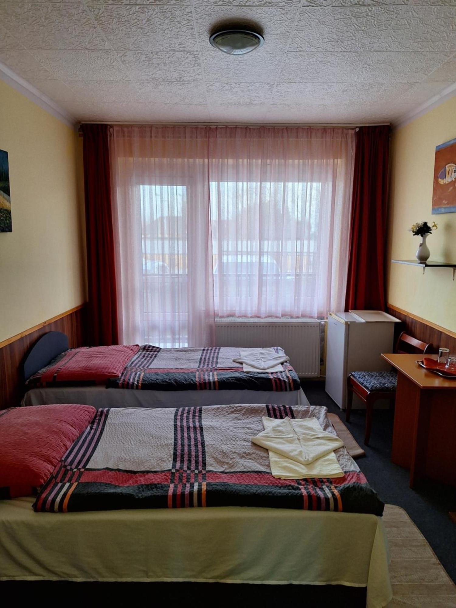 Grill Terasz Etterem Es Szallashely Мезёкёвешд Экстерьер фото