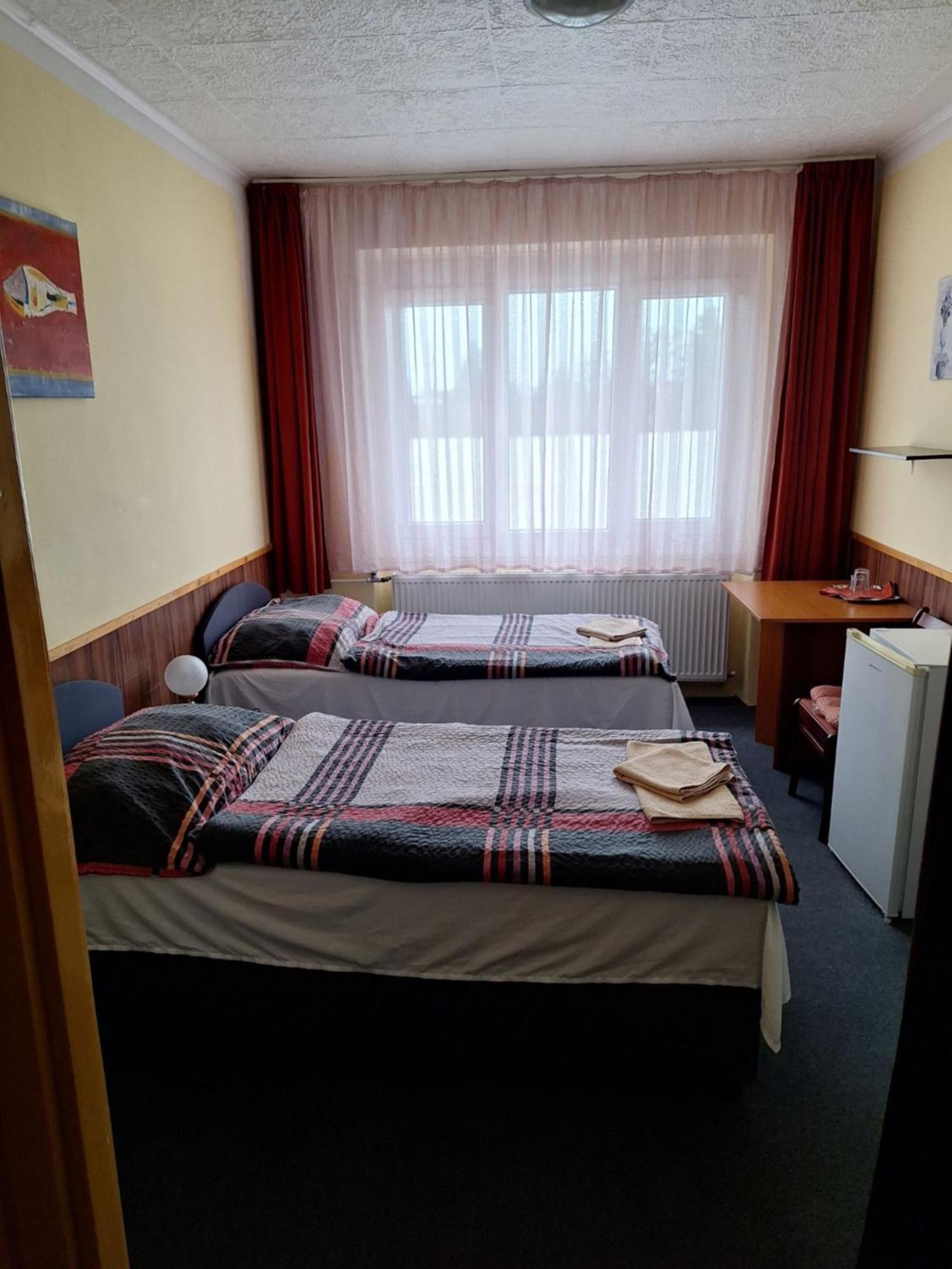 Grill Terasz Etterem Es Szallashely Мезёкёвешд Экстерьер фото