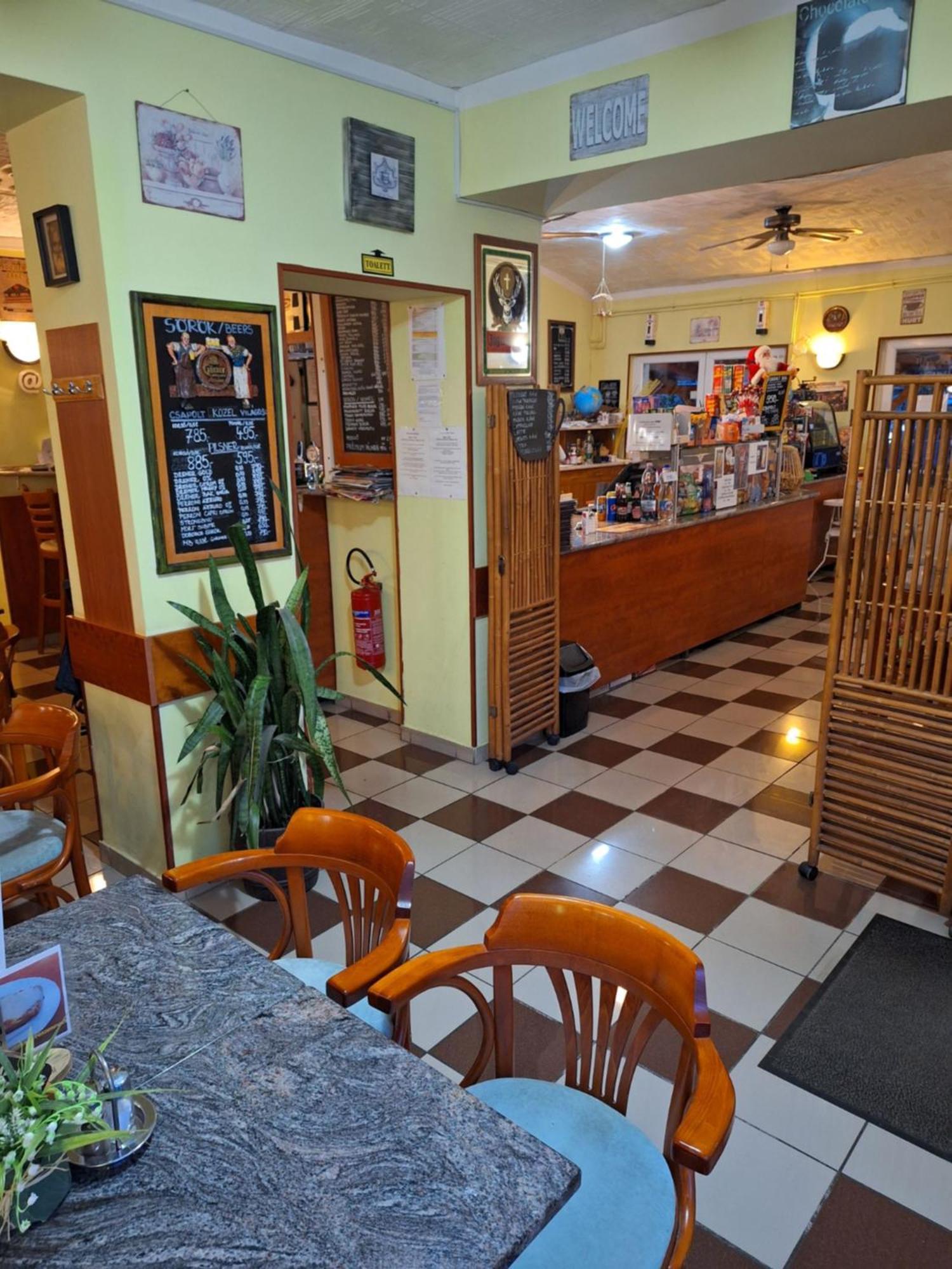 Grill Terasz Etterem Es Szallashely Мезёкёвешд Экстерьер фото