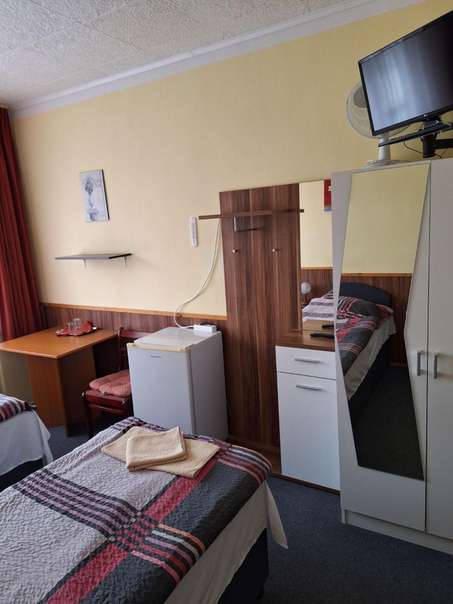 Grill Terasz Etterem Es Szallashely Мезёкёвешд Экстерьер фото