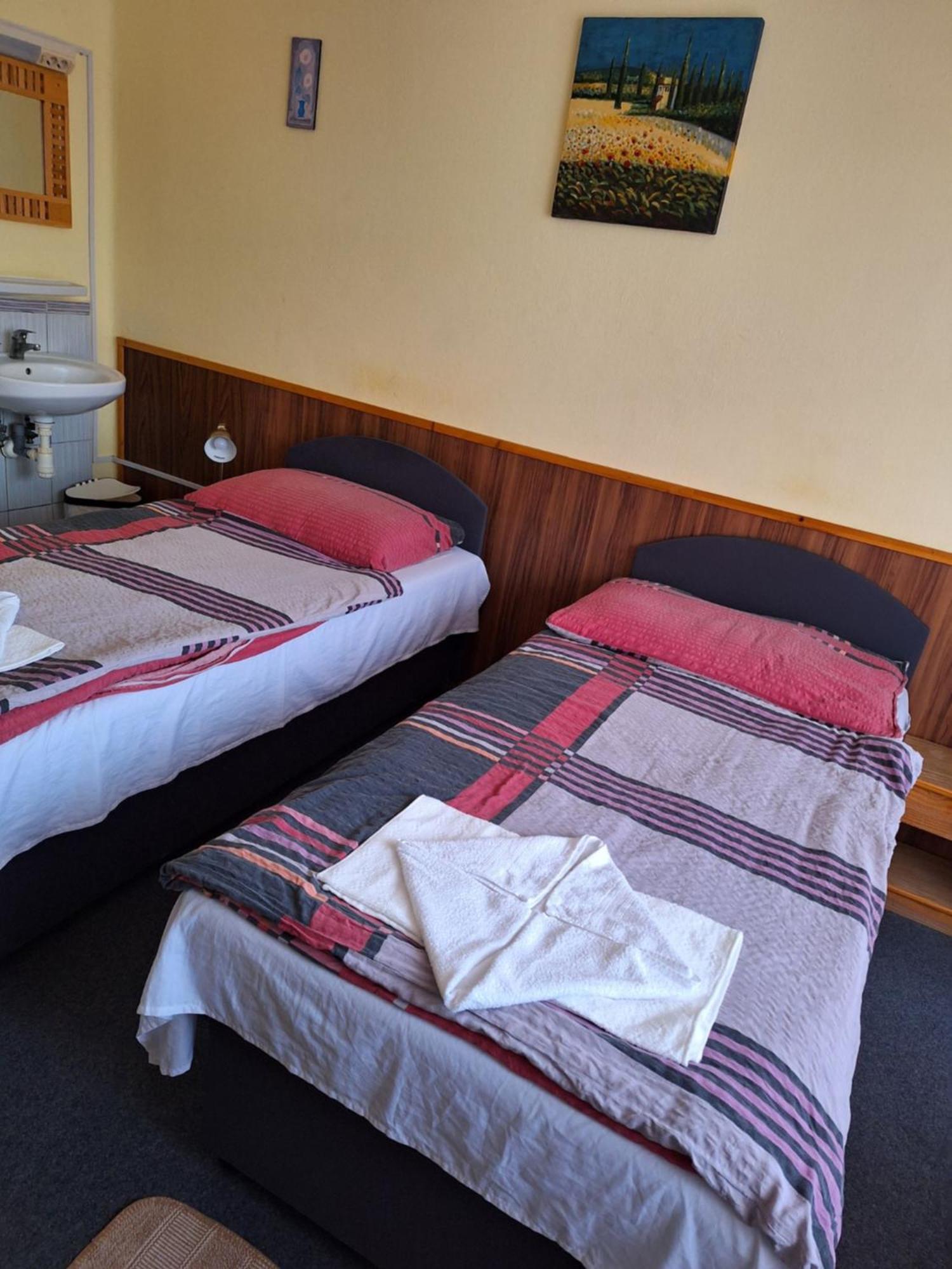 Grill Terasz Etterem Es Szallashely Мезёкёвешд Экстерьер фото