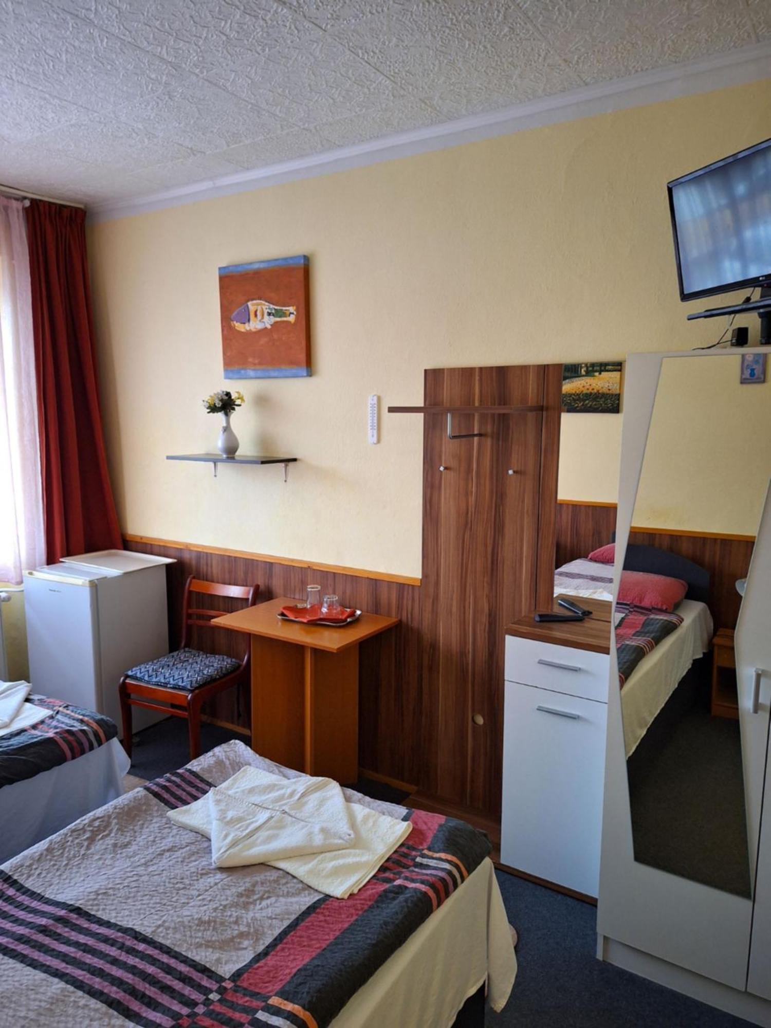 Grill Terasz Etterem Es Szallashely Мезёкёвешд Экстерьер фото