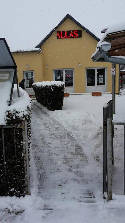 Grill Terasz Etterem Es Szallashely Мезёкёвешд Экстерьер фото
