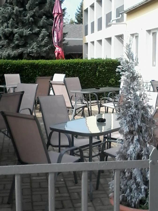 Grill Terasz Etterem Es Szallashely Мезёкёвешд Экстерьер фото