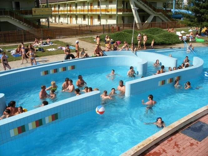 Grill Terasz Etterem Es Szallashely Мезёкёвешд Экстерьер фото