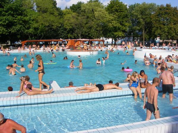 Grill Terasz Etterem Es Szallashely Мезёкёвешд Экстерьер фото