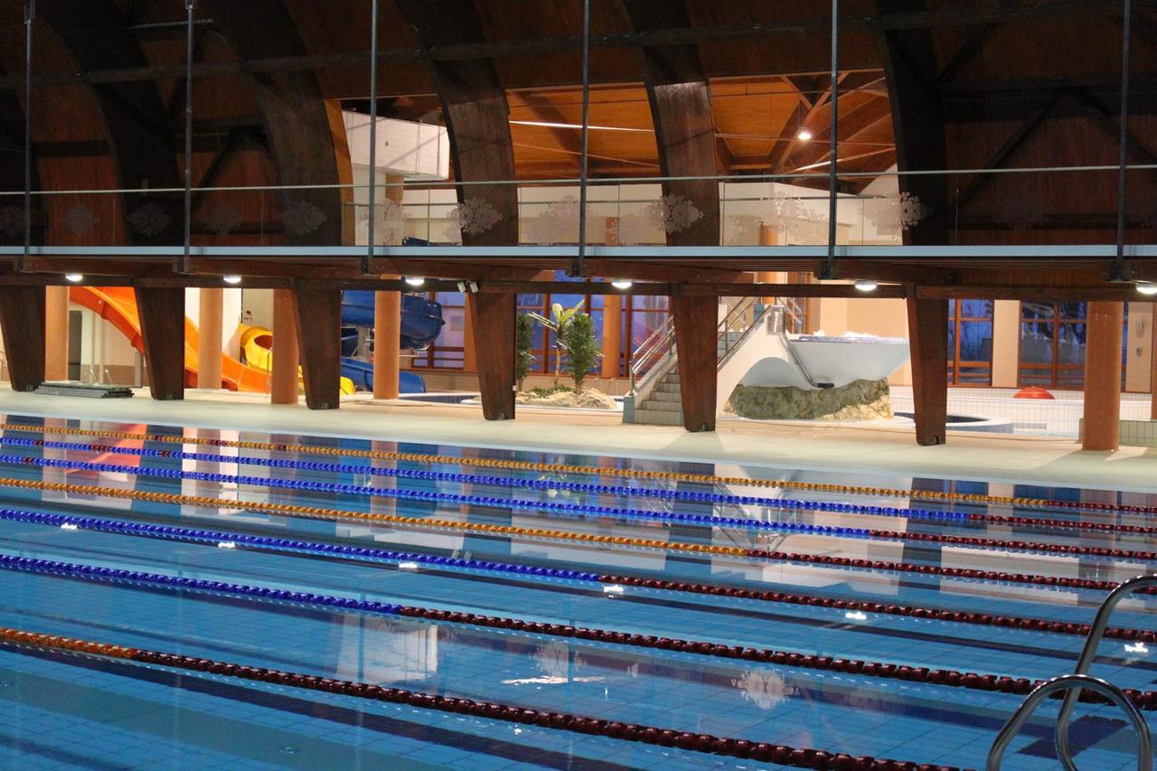 Grill Terasz Etterem Es Szallashely Мезёкёвешд Экстерьер фото