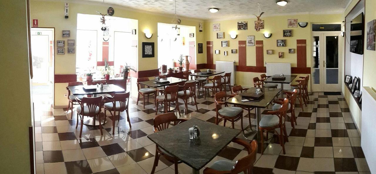 Grill Terasz Etterem Es Szallashely Мезёкёвешд Экстерьер фото